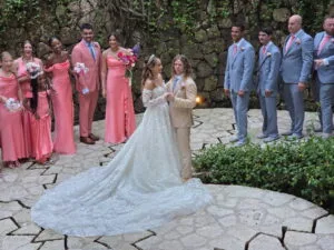 The wedding party gathers around Ariel and Jeremy at their Jewish destination wedding in Mexico, captured for niboca.org