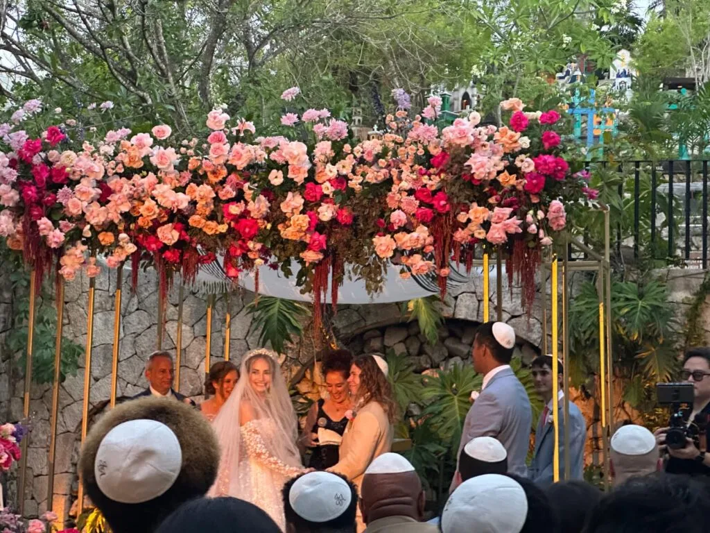 Rabbi Amy Rader of The Neshamah Institute officiates a Jewish destination wedding in Mexico for Ariel and Jeremy, niboca.org
